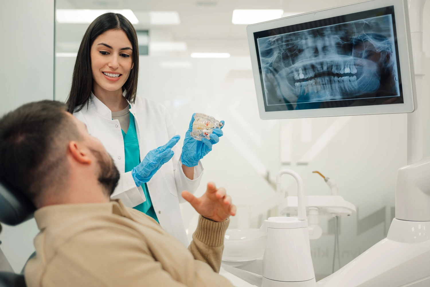 Differenza tra dentiera e impianto dentale